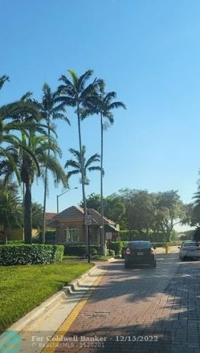 10518 24th St, Hollywood, FL 33025-3990