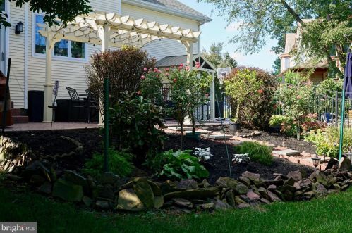 32 Sunrise Ct, Southampton PA 18966-1981 exterior