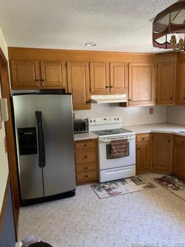 15 Lena Dr, Uncasville CT  06382-1405 exterior