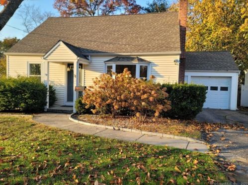 11 Senga Rd, Norwalk CT  06854-2520 exterior