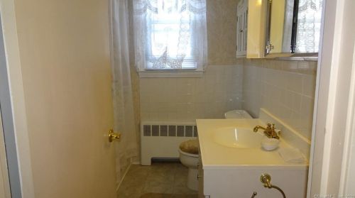 30 Duval St, Manchester CT 06042-2816 exterior