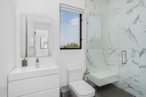 18067 Calvert St, Van Nuys CA 91316-1216 exterior