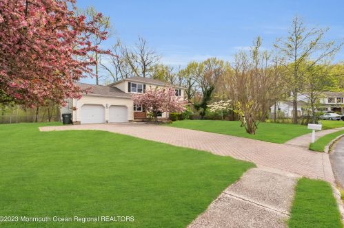 21 Kenneth Dr, Tinton Falls NJ  07712-2824 exterior