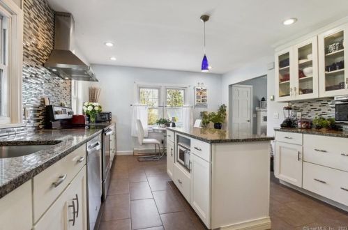 37 Hillside Ave, Groton CT  06340-5525 exterior