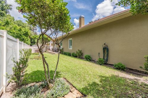 1827 Crooked Oak Ln, Lutz FL  33559-7407 exterior