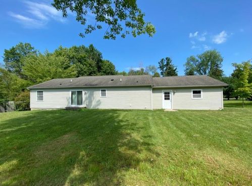 17 Pine Ridge Ln, Grove City, PA 16127-4755
