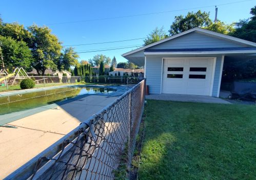 810 Summit Dr, Waukesha, WI 53186-5434