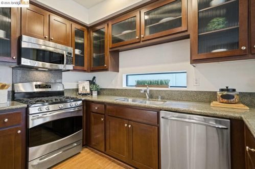 1768 12th St, Oakland CA 94607-1475 exterior