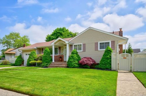 101 Cedar St, Hicksville NY  11801-3242 exterior