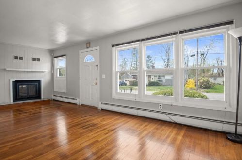 15 Hatfield St, North Kingstown RI  02852-4715 exterior