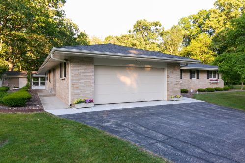 1930 Woodland Dr, Caledonia, WI 53108-9718