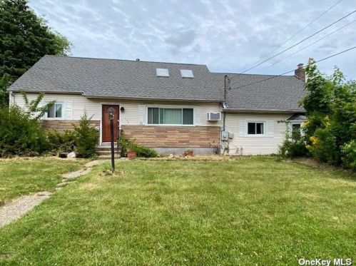 702 6th St, Babylon, NY 11704-4512