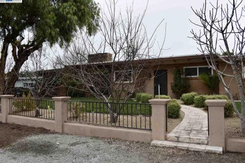951 El Toro Dr, Hollister, CA 95023-5123