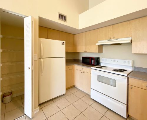 724 Villa Cir, Boynton Beach FL  33435-8914 exterior