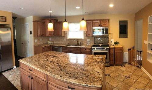 2 Camore St, Stamford CT  06905-3505 exterior