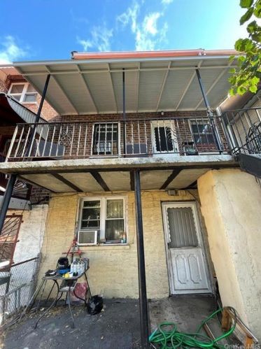 668 236 St, Bronx NY  10466-1718 exterior