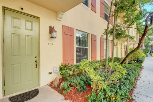 1315 Piazza Delle Pallottole, Boynton Beach FL  33426-8275 exterior