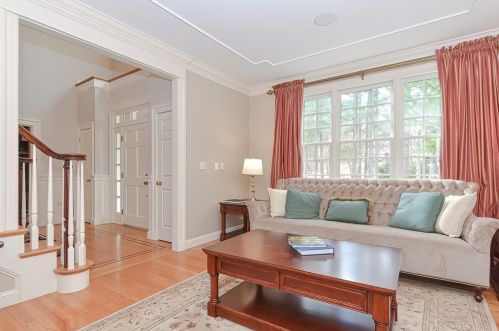 7 Stuart St, Medfield MA 02052-3135 exterior