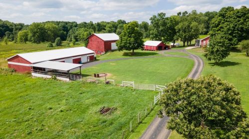 899 Hartzell Rd, New Castle, PA 16105-6825