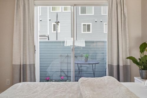 858 Boardwalk Pl, Redwood City CA  94065-1806 exterior