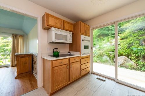 10 Baldwin Dr, Waterford CT  06385-2708 exterior