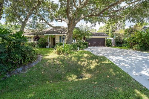 155 8th Ct, Vero Beach, FL 32962-2801