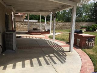 22560 Cardiff Dr, Santa Clarita CA  91350-3028 exterior