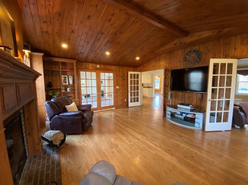 1947 Glen Oaks Ln, Thiensville WI  53092-2903 exterior