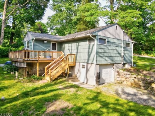 25 Grandview Ln, West Milford NJ  07480-1424 exterior