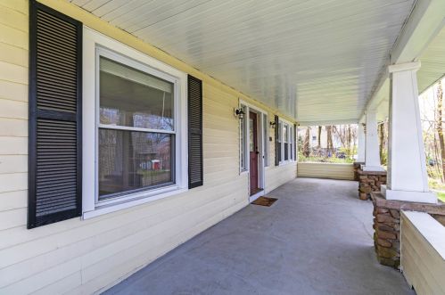 689 Pomeroy Ave, Meriden, CT 06450-4837