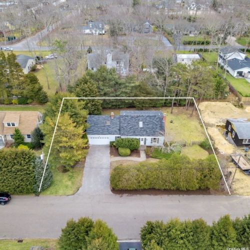 10 Pin Oak Ln, West Hampton Beach, NY 11978-2036