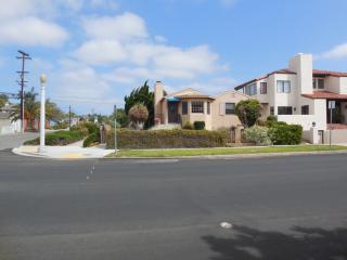 1304 Chalcedony St, San Diego CA  92109-2124 exterior