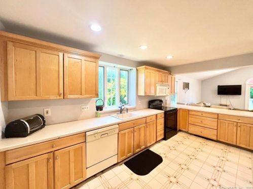 8 Sherman Ave, Bridgeport CT  06611-2335 exterior