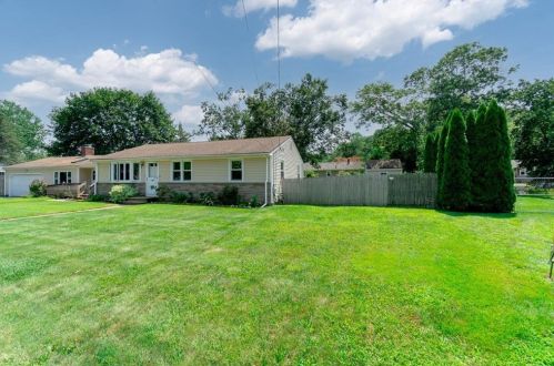 18 Holiday Dr, Lincoln, RI 02865-2229