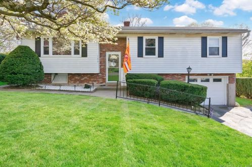 123 Stony Brook Rd, Waterbury, CT 06705-3029