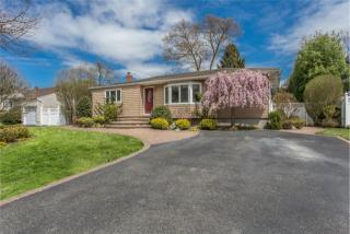 29 Clifford Blvd, Hauppauge, NY 11788-2504