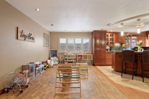 9020 Lismore Dr, Elk Grove CA  95624-2661 exterior