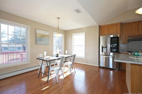 60 Berrios Hl Rd, Windsor CT 06095-1000 exterior