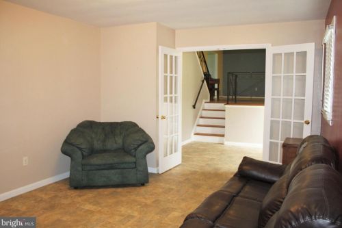 7 Dogwood Dr, Trenton NJ  08648-3205 exterior