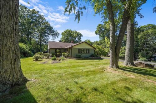 293 Brookway Ave, Valley Cottage, NY 10989-1407