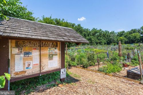 2334 Huidekoper Pl, Washington DC 20007-1827 exterior