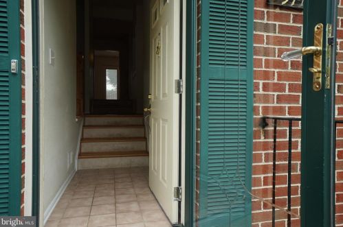 9714 Lakepointe Dr, Springfield, VA 22015-1846