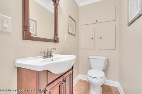 33 Pelican Rd, Middletown NJ  07748-3237 exterior