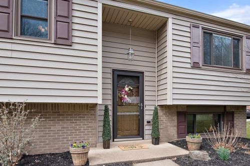 213 Ligonier Ln, New Kensington, PA 15068-9361