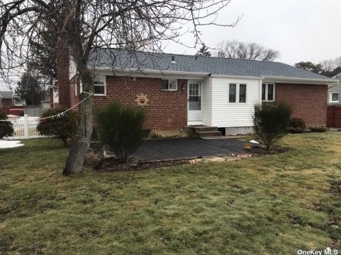 26 Oneida St, Deer Park, NY 11729-3536