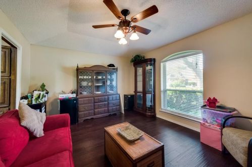 1932 Kensington Dr, Carrollton TX 75007-2440 exterior