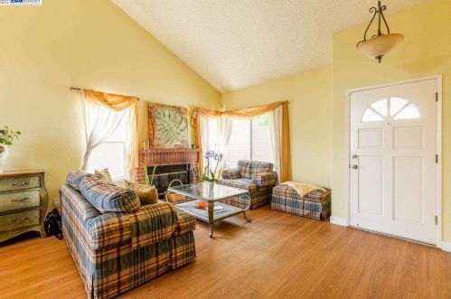 1408 Greenfield Cir, Pinole CA  94564-2136 exterior