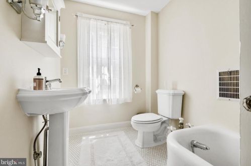 801 Thomas Ave, Riverton NJ  08077-1030 exterior