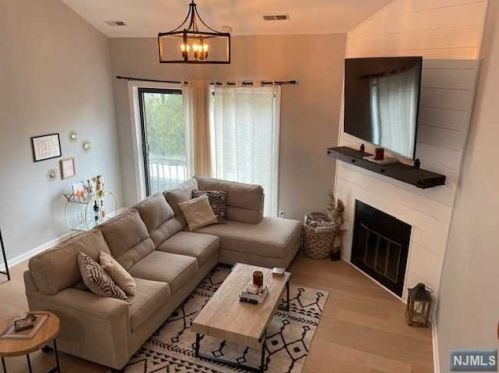 6 Whitman Ct, Teaneck NJ  07666-6471 exterior