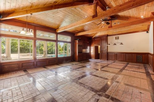 3192 Sycamore Dr, Simi Valley CA 93065-2703 exterior